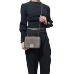 Luxury Vibes Small: Καπιτονέ τσαντάκι με αλυσίδα ασημί. Γκρι - AB-1304 - Image 2