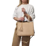 Urban Studs Bag: Για καθημερινές εμφανίσεις με χαρακτήρα, Σκούρο Μπεζ - HB-4107 - Image 2