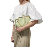 Retro Vibes: Μικρή Τσάντα με Vintage Κούμπωμα & Χρυσές Λεπτομέρειες, Φυστικί - AB-1384 - Image 2