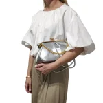 Retro Vibes: Μικρή Τσάντα με Vintage Κούμπωμα & Χρυσές Λεπτομέρειες, Ασημί - AB-1385 - Image 2