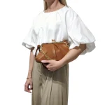 Retro Vibes: Μικρή Τσάντα με Vintage Κούμπωμα & Χρυσές Λεπτομέρειες, Καφέ - AB-1392 - Image 2