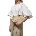 Retro Vibes: Μικρή Τσάντα με Vintage Κούμπωμα & Χρυσές Λεπτομέρειες, Μπεζ - AB-1393 - Image 2