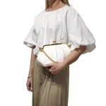Retro Vibes: Μικρή Τσάντα με Vintage Κούμπωμα & Χρυσές Λεπτομέρειες, Λευκό - AB-1394 - Image 2