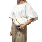 Retro Vibes: Μικρή Τσάντα με Vintage Κούμπωμα & Χρυσές Λεπτομέρειες, Εκρού - AB-1395 - Image 2