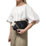 Retro Vibes: Μικρή Τσάντα με Vintage Κούμπωμα & Χρυσές Λεπτομέρειες, Μαύρο - AB-1396 - Image 2