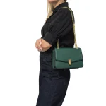 Charro MODENA: Fashion τσάντα με καπάκι, χρυσές λεπτομέρειες και αλυσίδα, Πράσινο - AB-1397 - Image 2