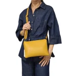 Charro Amalfi: Casual crossover τσάντα με λογότυπο "The Tote Bag" και πολλαπλές θήκες οργάνωσης, Μουσταρδί - CX-1545 - Image 2