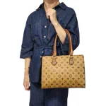 Merano: Fashion τσάντα tote με print υψηλής ποιότητας, σταθερή δομή και λουράκι χιαστί, Κάμελ - HB-4180 - Image 2